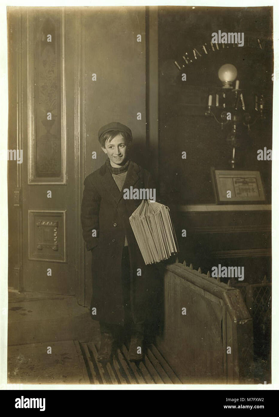 Eine historische Fotografie des 12-jährigen William Tobias, eines Jungen aus Brooklyn, der nachts Zeitungen verkaufte, wie in der Bildunterschrift beschrieben. Das Bild spiegelt das urbane Leben und die Kinderarbeit im frühen 20. Jahrhundert wider. Stockfoto