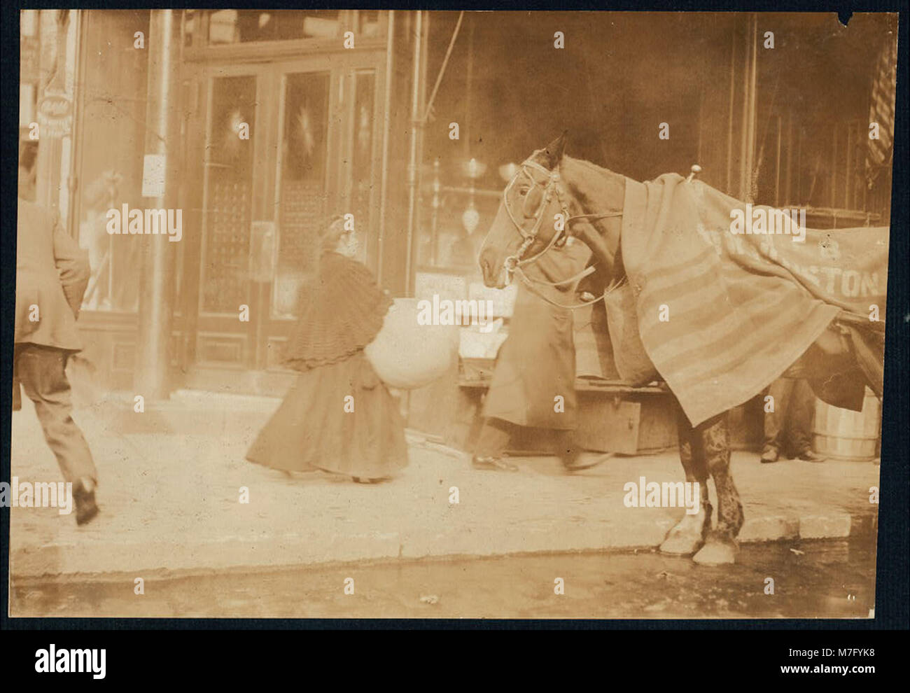 Frau, die Korsett Abdeckungen auf Macdougal St. ans Werk gemacht, 171 Wooster Street, NY 04170 LOC nclc. Stockfoto