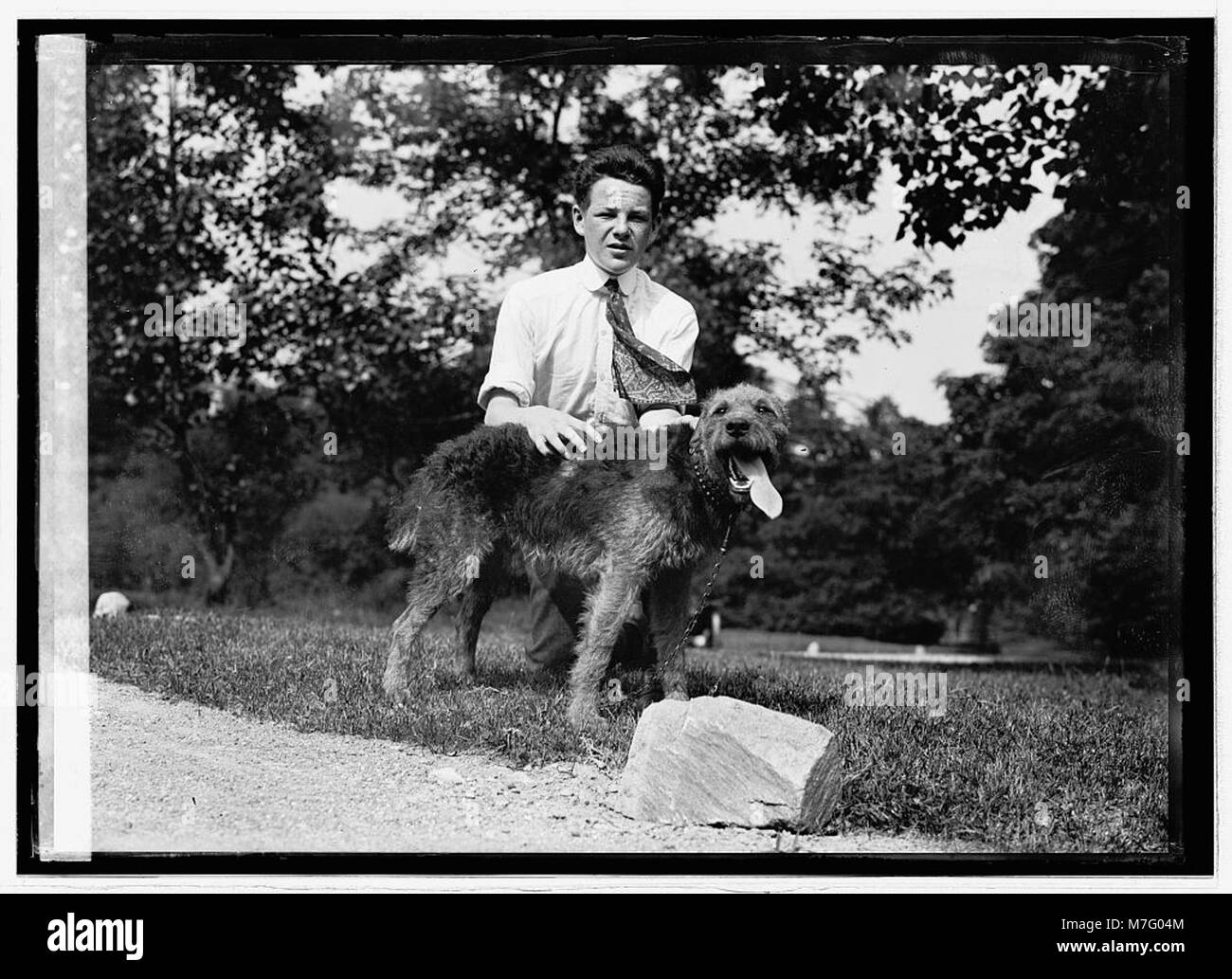Ein Porträt von Worth Bagley mit einem Spaniel, der sowohl den Mann als auch seinen Hund in einem intimen, historischen Moment hervorhebt. Stockfoto