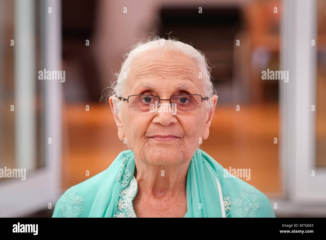 Portrait von älteren indischen Sikh Frau Stockfoto