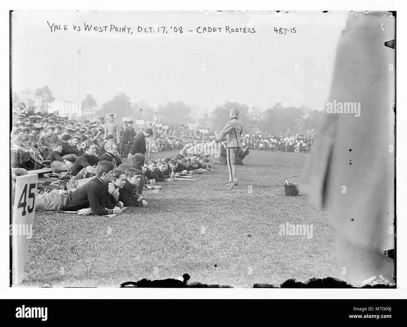 Ein Foto von Kadettenrootern beim Fußballspiel Yale vs. West Point am 17. Oktober 1908. Dieses Bild fängt die Energie und den Enthusiasmus der Zuschauer während dieser legendären Collegerivalität ein. Stockfoto