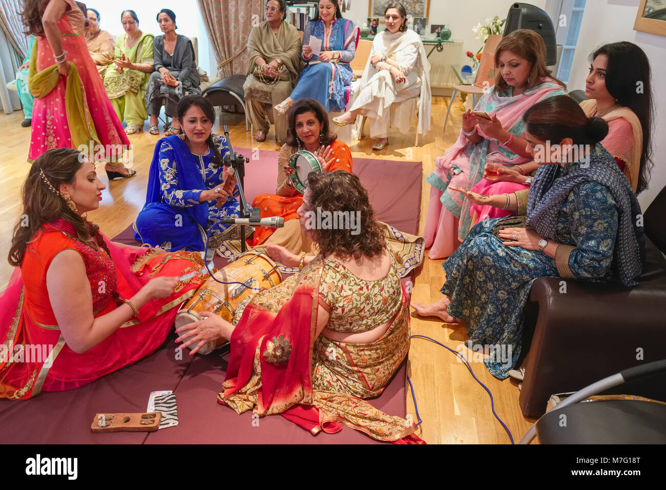 Indische Frauen singen (sangeet Gon) vor der Hochzeit in der Bräute Haus Stockfoto