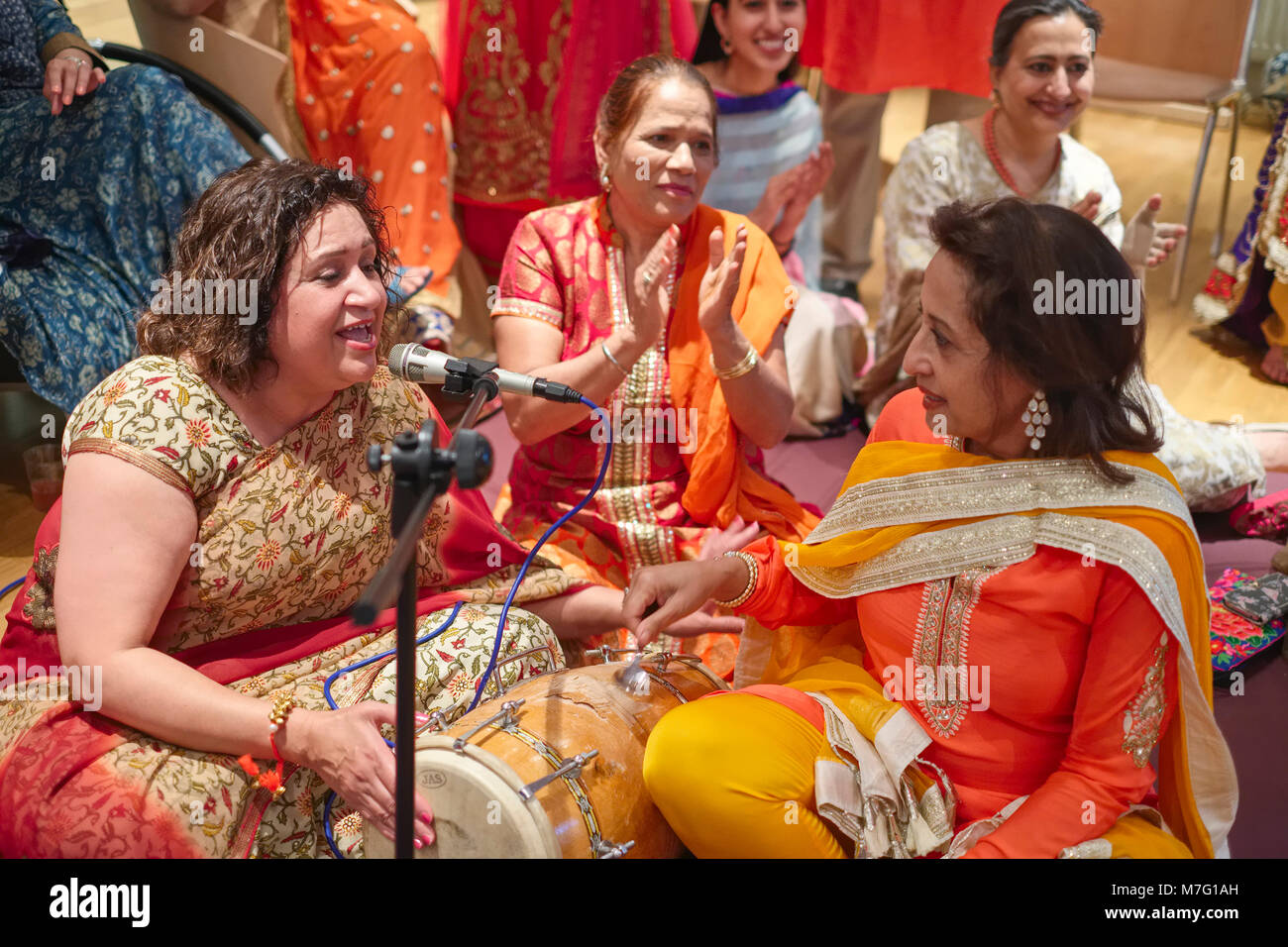 Indische Frauen singen (sangeet Gon) vor der Hochzeit in der Bräute Haus Stockfoto