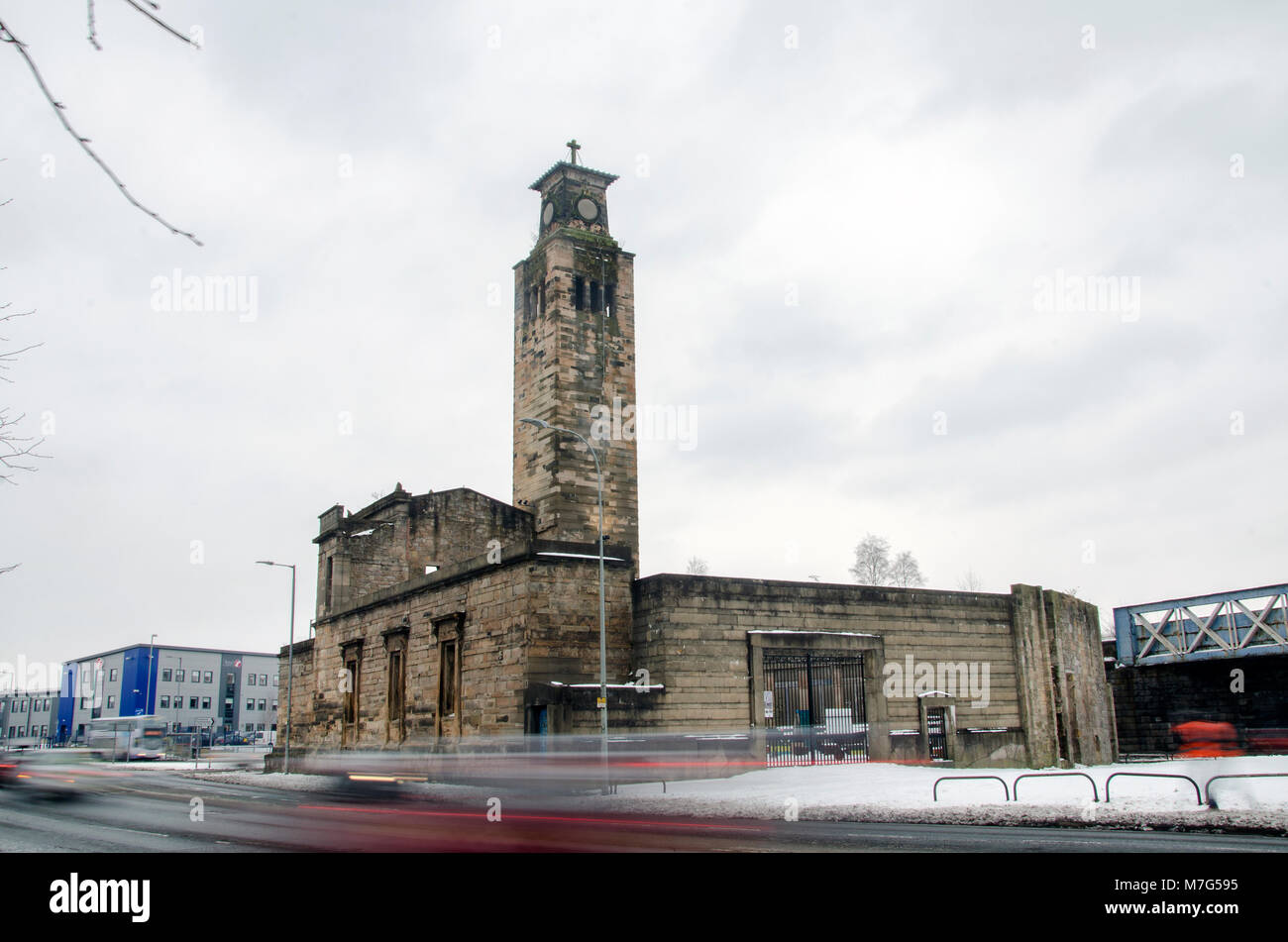 GLASGOW, Schottland - 3. MÄRZ 2018: Eine lange Aufnahmen der Caledonia Straße freie Kirche in den Gorbals während das Tier aus dem Osten Sturm. Stockfoto