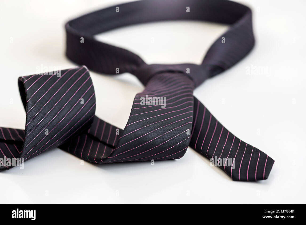 Black Tie in Form einer Schleife verknotet auf einem weißen Hintergrund. Der Begriff der Freiheit nicht Stockfoto