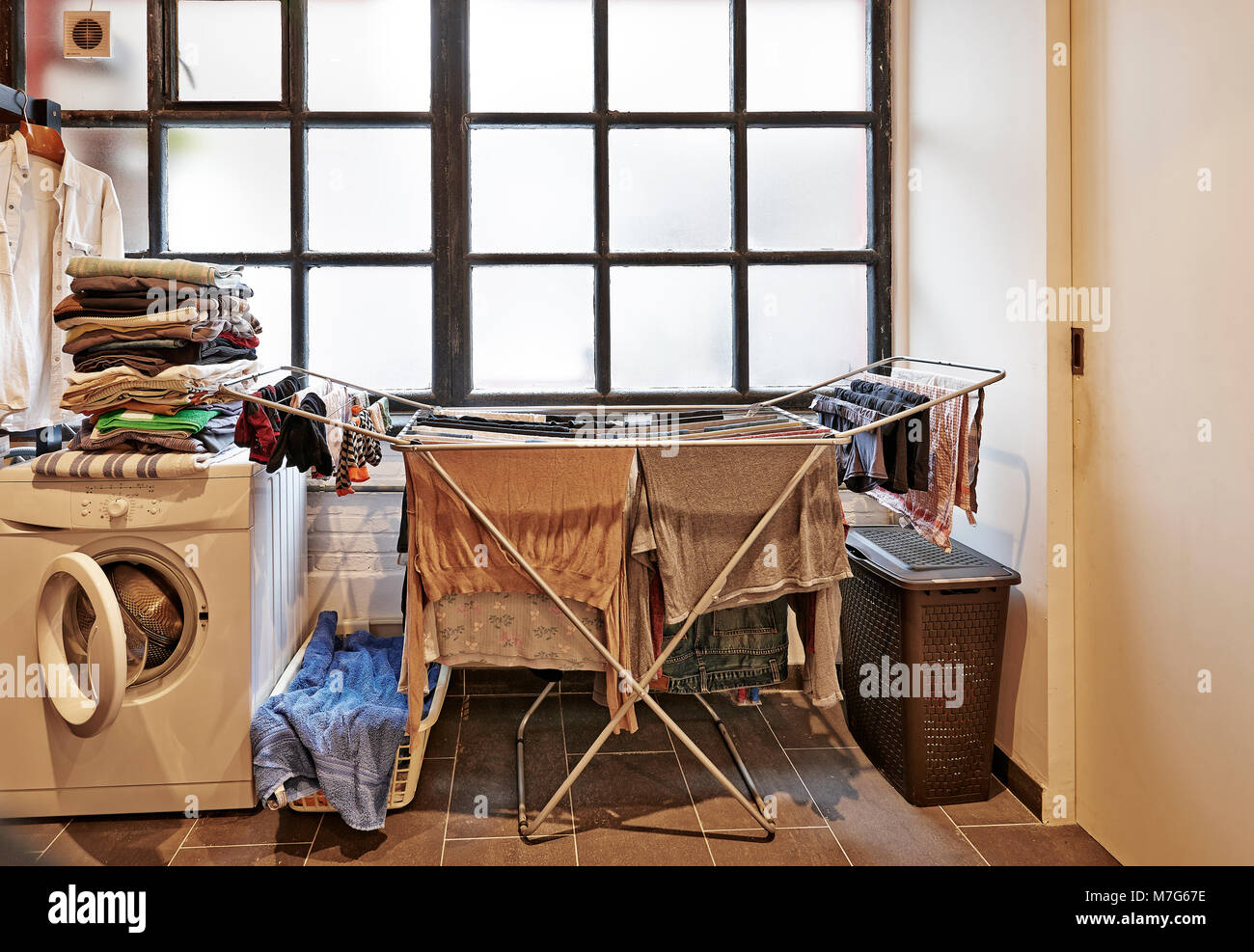 Unordentlich und chaotisch männlichen Waschküche gegen Windows Stockfoto