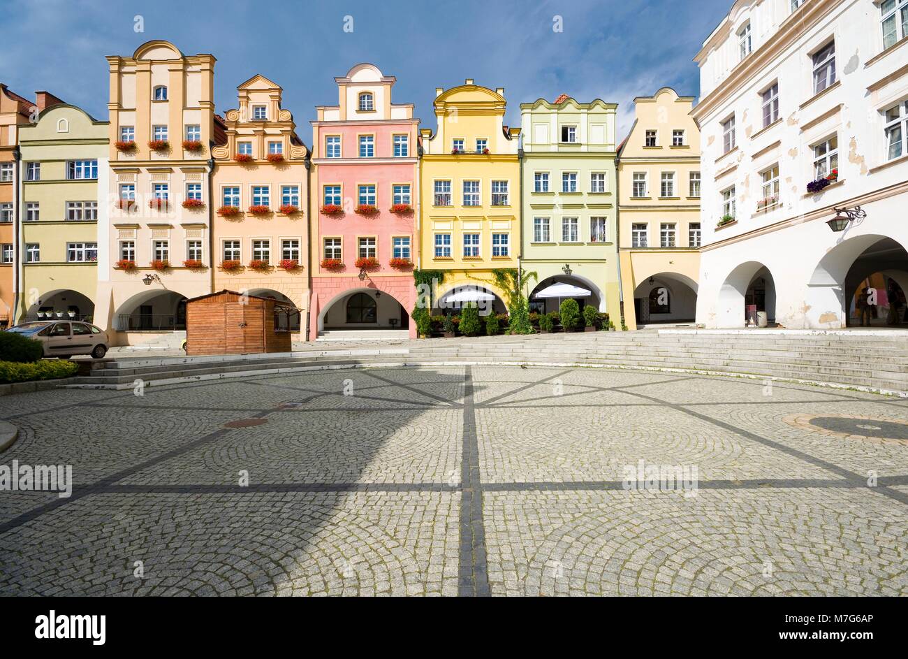 Bunte Mietskasernen auf dem Marktplatz in der Altstadt von Jelenia Gora, Polen Stockfoto