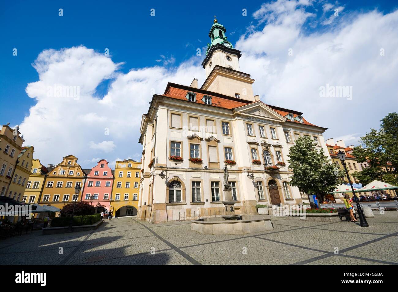 JELENIA Gora, Polen - Juli 07, 2017: Rathaus und Marktplatz in der Altstadt von Jelenia Gora, Niederschlesien Stockfoto