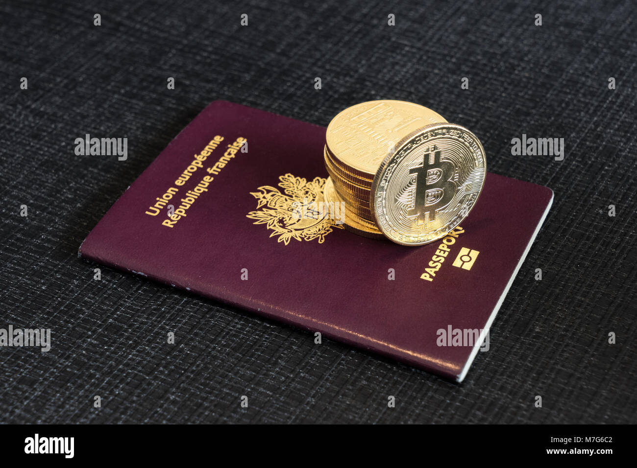 Französischen Pass mit Bitcoins Stockfoto
