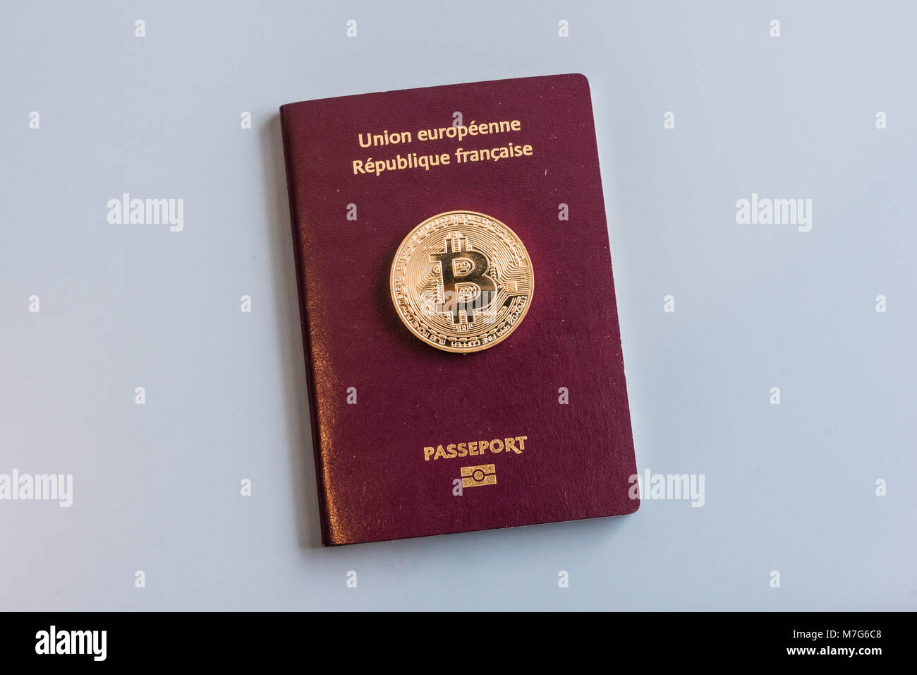 Französischen Pass mit Bitcoins Stockfoto