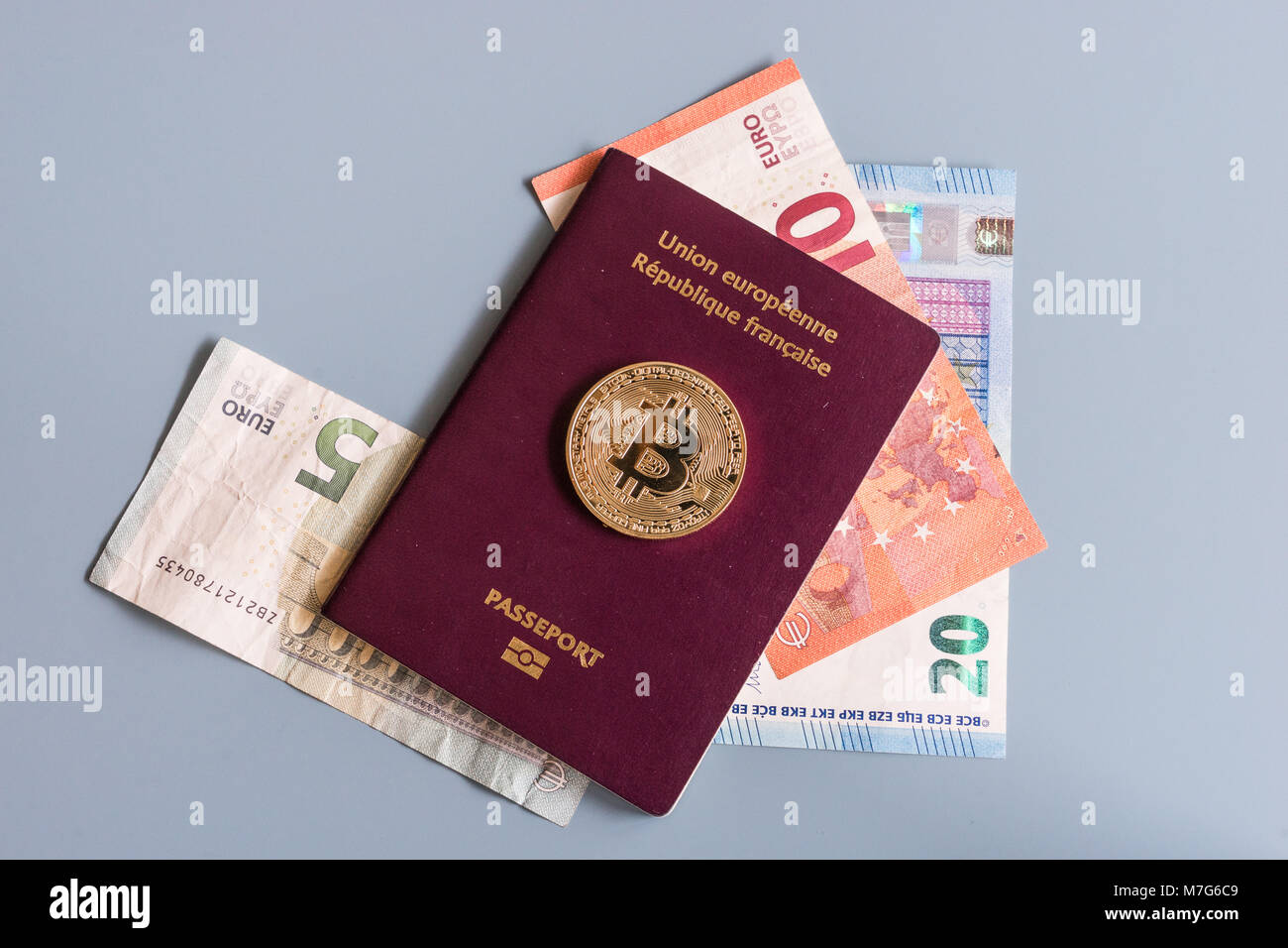 Chinesischen Reisepasses mit Euro und Bitcoins Stockfoto