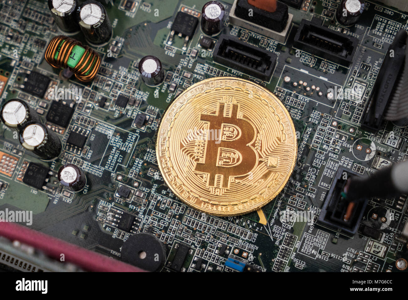 Bitcoin auf eine elektronische Leiterplatte Stockfoto