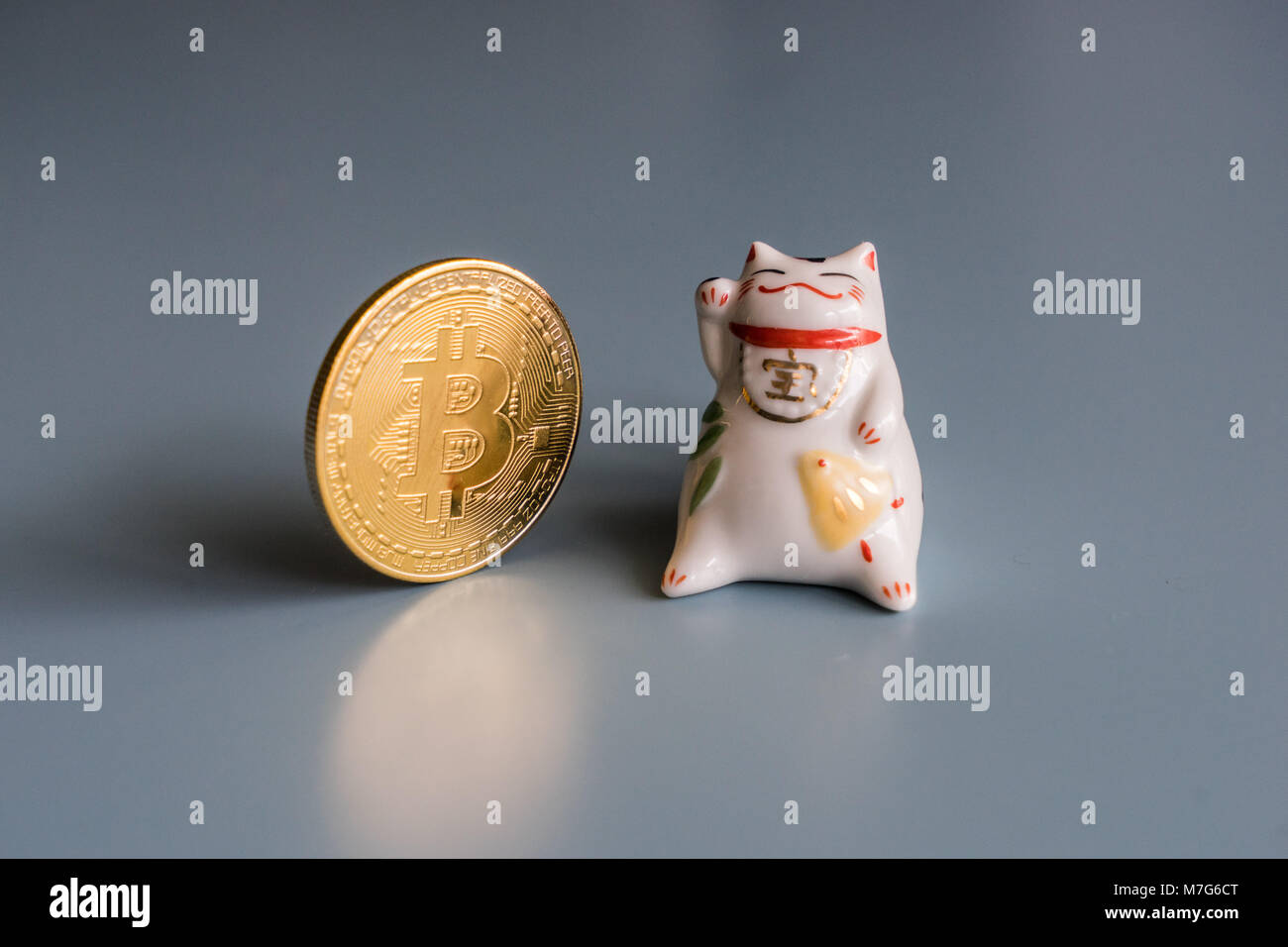 Maneki Neko - mit Bitcoins Stockfoto