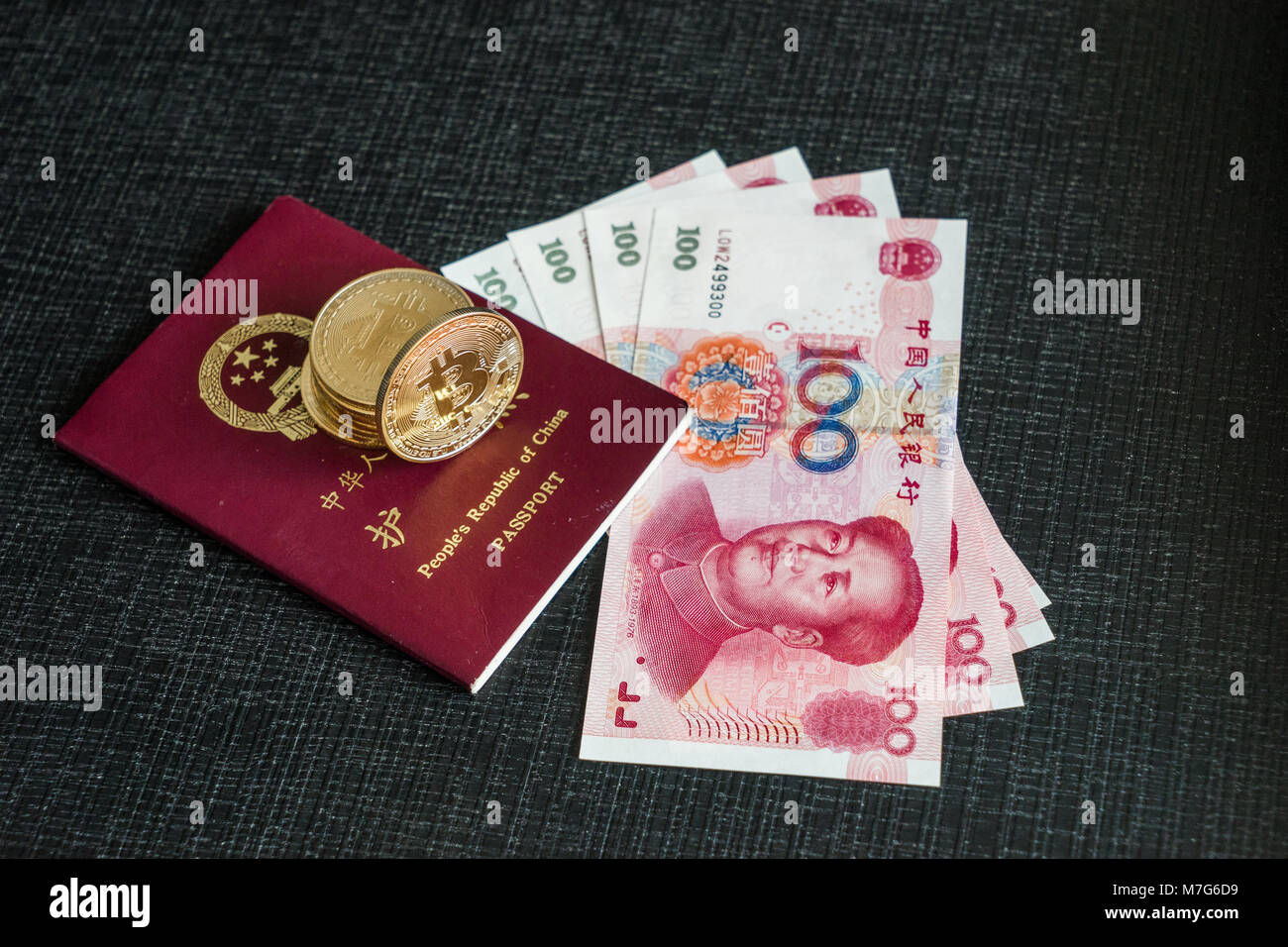 Chinesische Reisepass mit Yuan Banknoten und Bitcoins Stockfoto