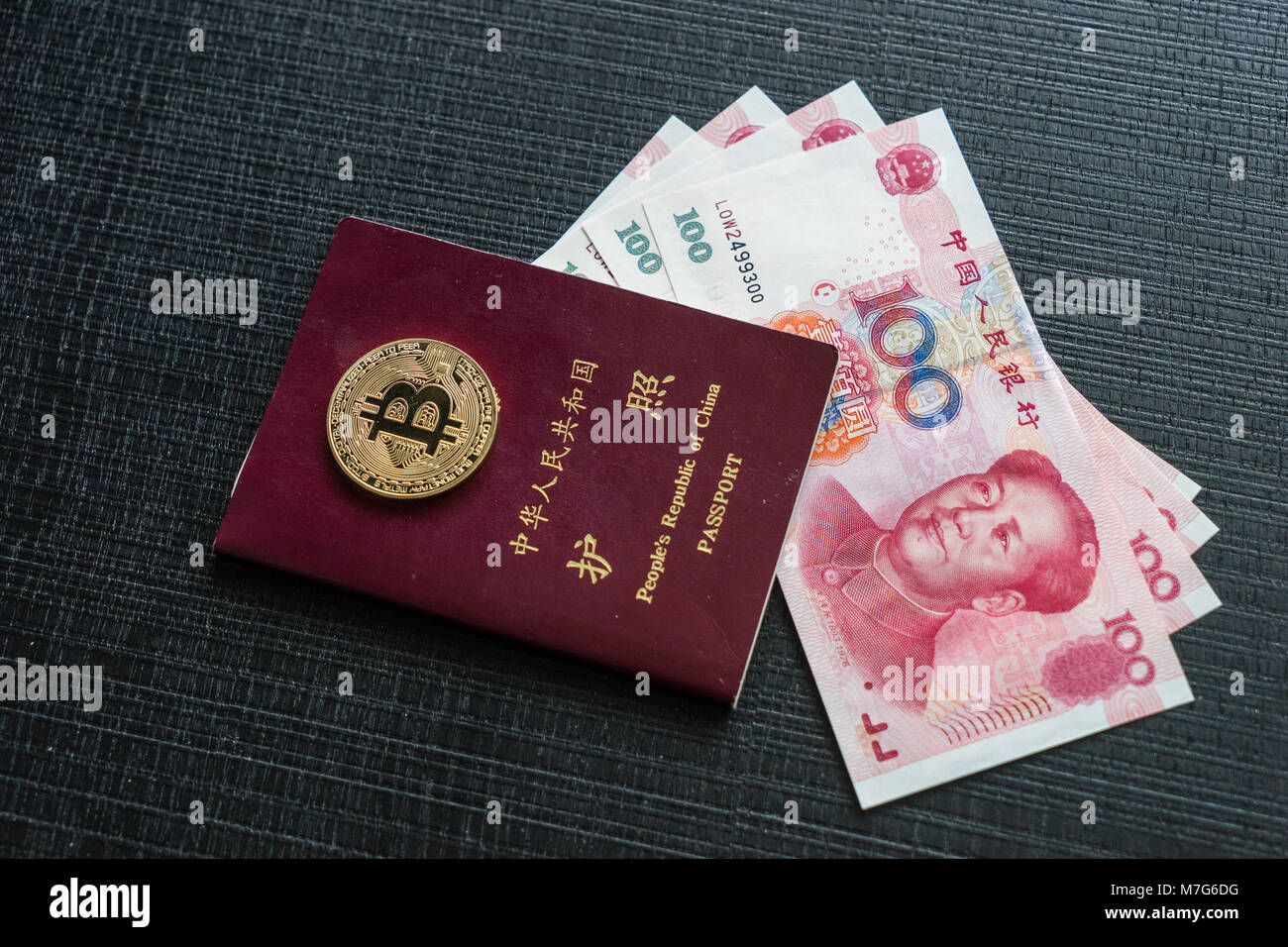 Chinesische Reisepass mit Yuan Banknoten und Bitcoins Stockfoto