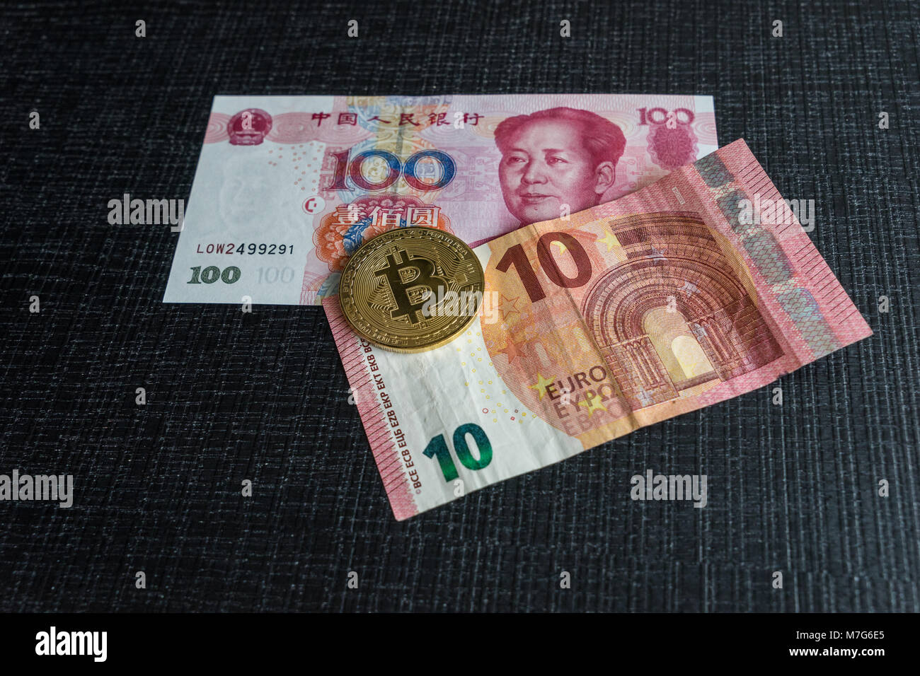 Euro und Yuan Banknoten und bitcoin Stockfoto