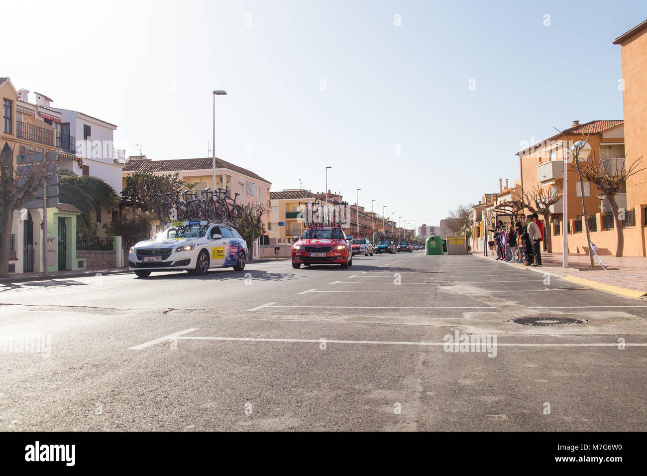 OROPESA DEL MAR, SPANIEN - 31. JANUAR 2018: Radfahrer nehmen an den Start Fahrradrennen in La Vuelta am 31. Januar 2018 in Oropesa del Mar, Spanien Stockfoto