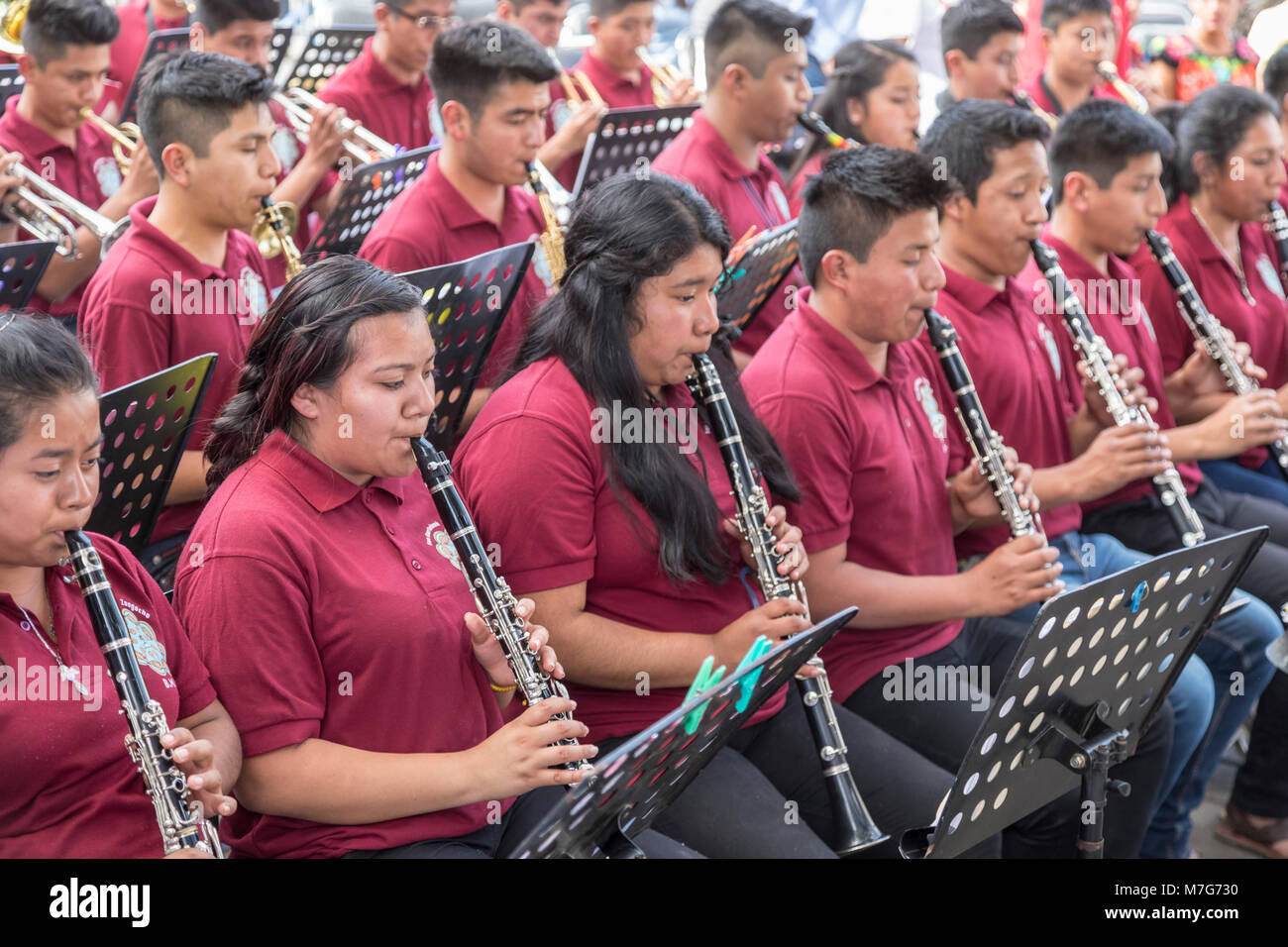 Oaxaca, Oaxaca, Mexiko - eine Jugend Band spielt als Mitglieder der indigenen Gemeinschaften im gesamten Bundesstaat Oaxaca feierte die DÃ-a Internacional de l Stockfoto