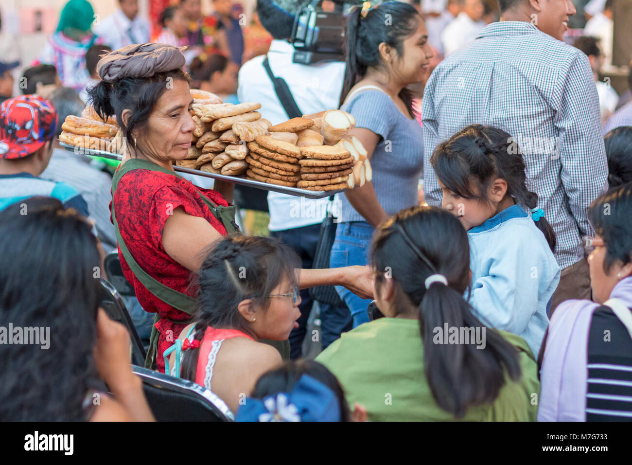 Oaxaca, Oaxaca, Mexiko - eine Frau, die Lebensmittel an das Publikum bei Auftritten für die DÃ-a Internacional de la Lengua Materna, oder der Internationalen Stockfoto