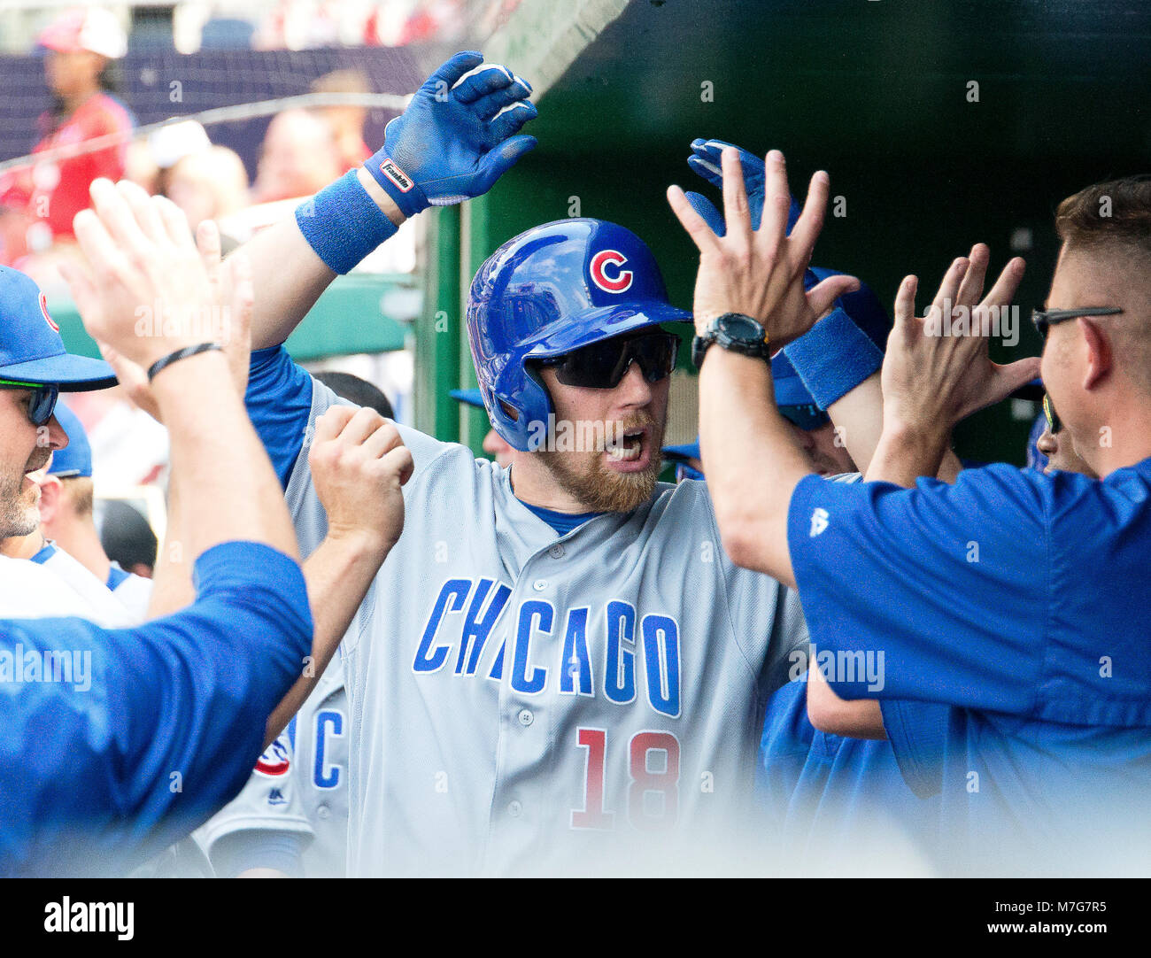 Chicago Cubs zweiter Basisspieler Ben Zobrist (18) feiert seinen lead-off Home Run gegen die Washington Nationals an den Angehörigen Park in Washington, D.C. am Mittwoch, den 15. Juni 2016. Zobrist der Explosion gab seinem Team einen frühen 1 - 0. Die Angehörigen gewann das Spiel 5 - 4 in 12 Innings. Credit: Ron Sachs/CNP/MediaPunch *** FÜR REDAKTIONELLE NUR VERWENDEN *** Stockfoto