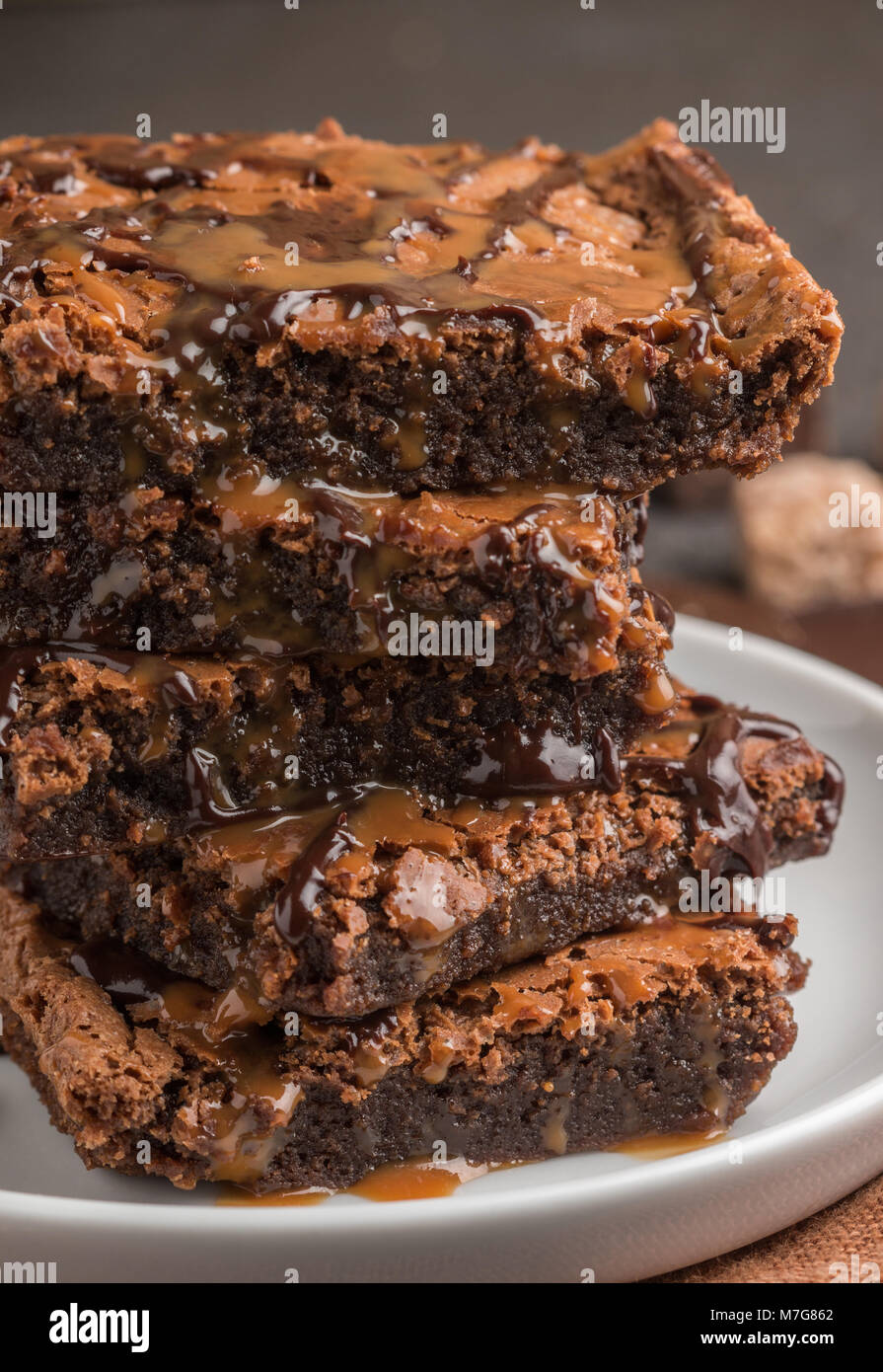 Brownie. Hausgemachte Kuchen mit Schokolade und Karamell. Amerikanische Dessert. Selektiver Fokus Stockfoto