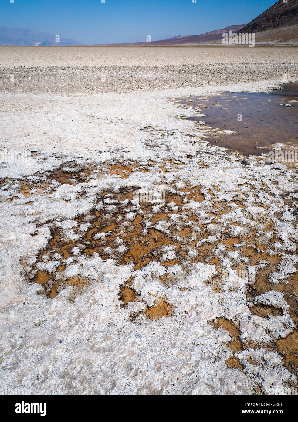 Am Salzsee Badwater Basin am Death Valley National Park, mit 282 Fuß (86 m) unter dem Meeresspiegel Der tiefste Punkt der USA. Stockfoto