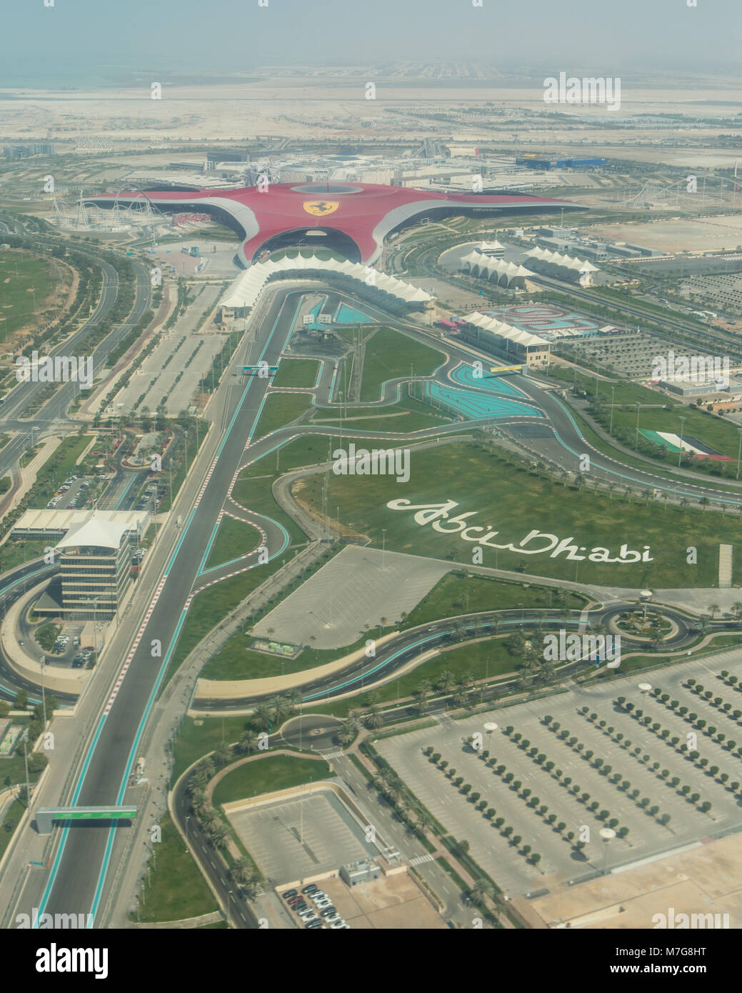 Blick von der Ebene der Ferrari World Abu Dhabi und Zeichen auf Gras Stockfoto
