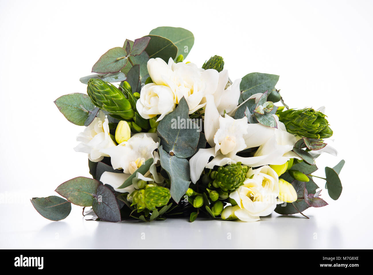 Anspruchsvolle Brautstrauß Blumen, weißen Freesien und Orchideen auf weißem Hintergrund Stockfoto