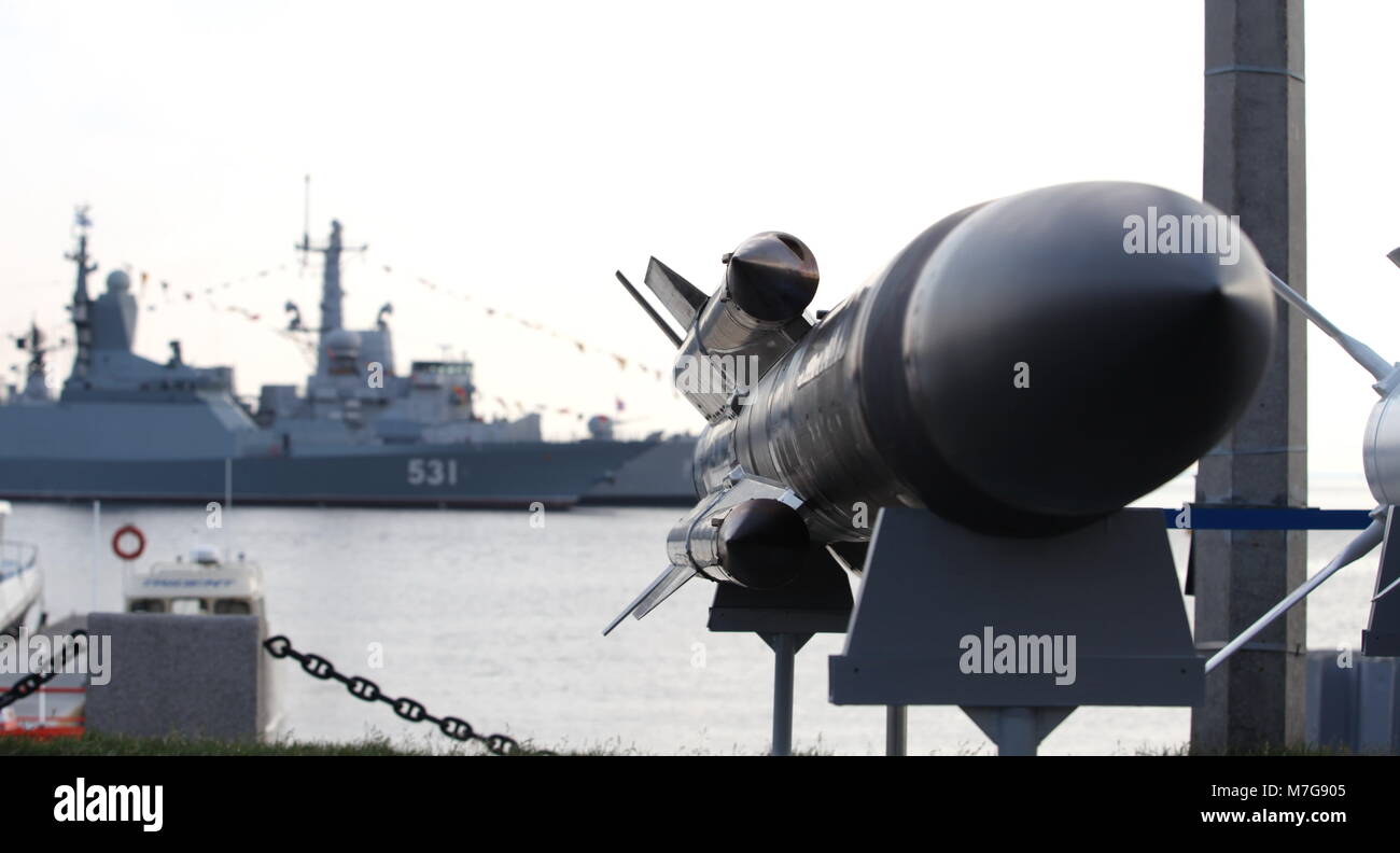 Anti-schiffs-Raketen vor dem Hintergrund einer Kriegsschiff Stockfoto