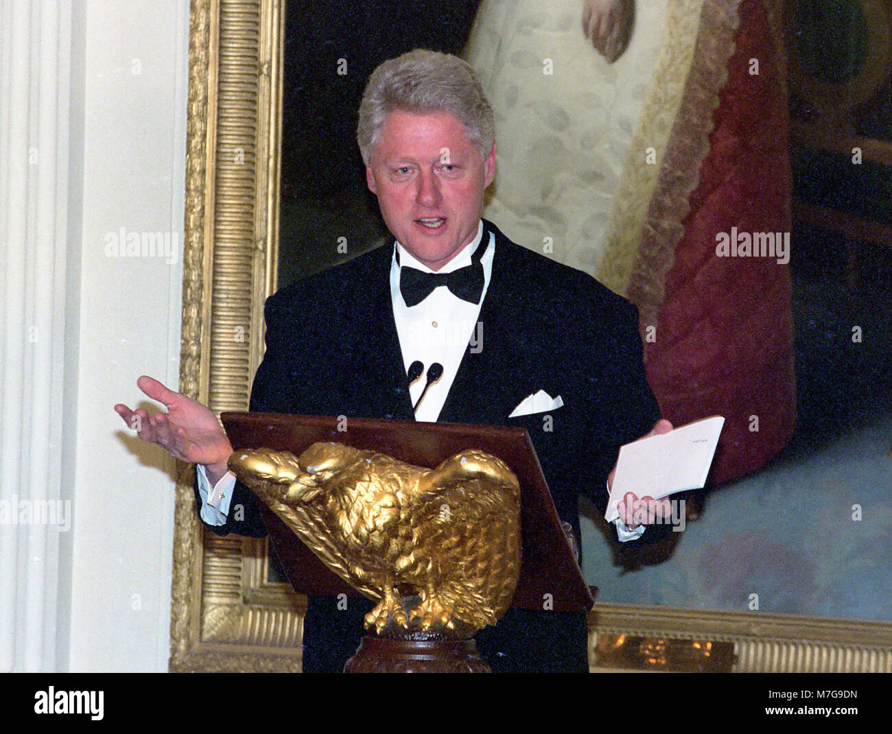 Präsidenten der Vereinigten Staaten Bill Clinton macht Bemerkungen bei der 200-Jahr-Feier des Weißen Hauses Abendessen im Osten Zimmer in Washington DC am 9. November 2000. Credit: Ron Sachs/CNP/MediaPunch Stockfoto