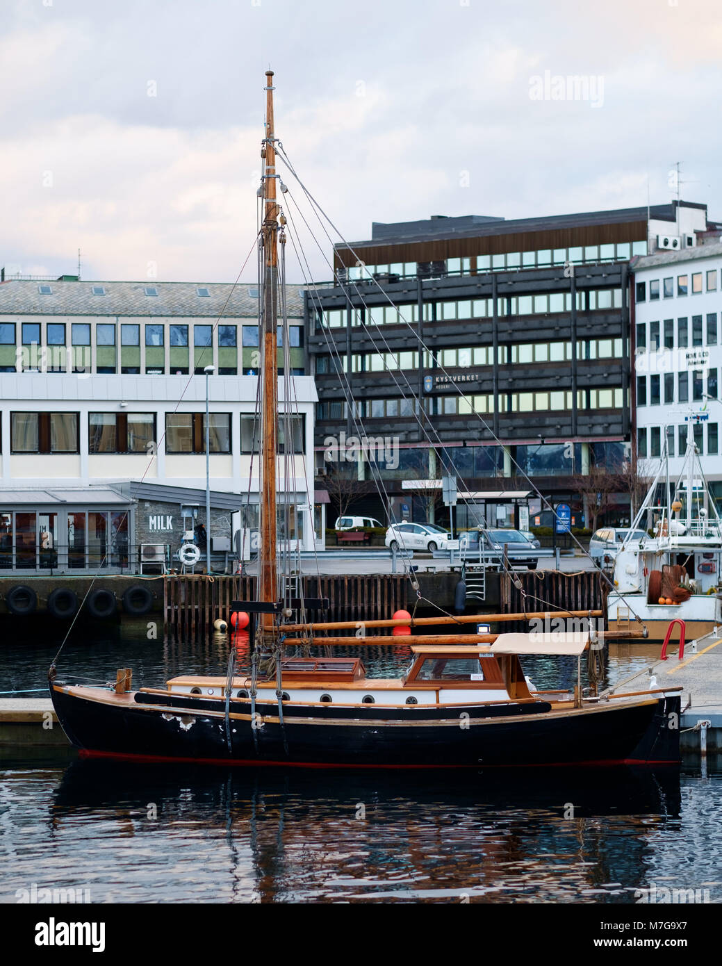 Segelboot im Hafen, Alesund, Norwegen Stockfoto