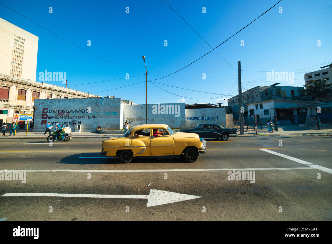 Alte vintage Kubanischen Auto neben einem Pfeil nach vorn zeigen, Havanna, Kuba Stockfoto