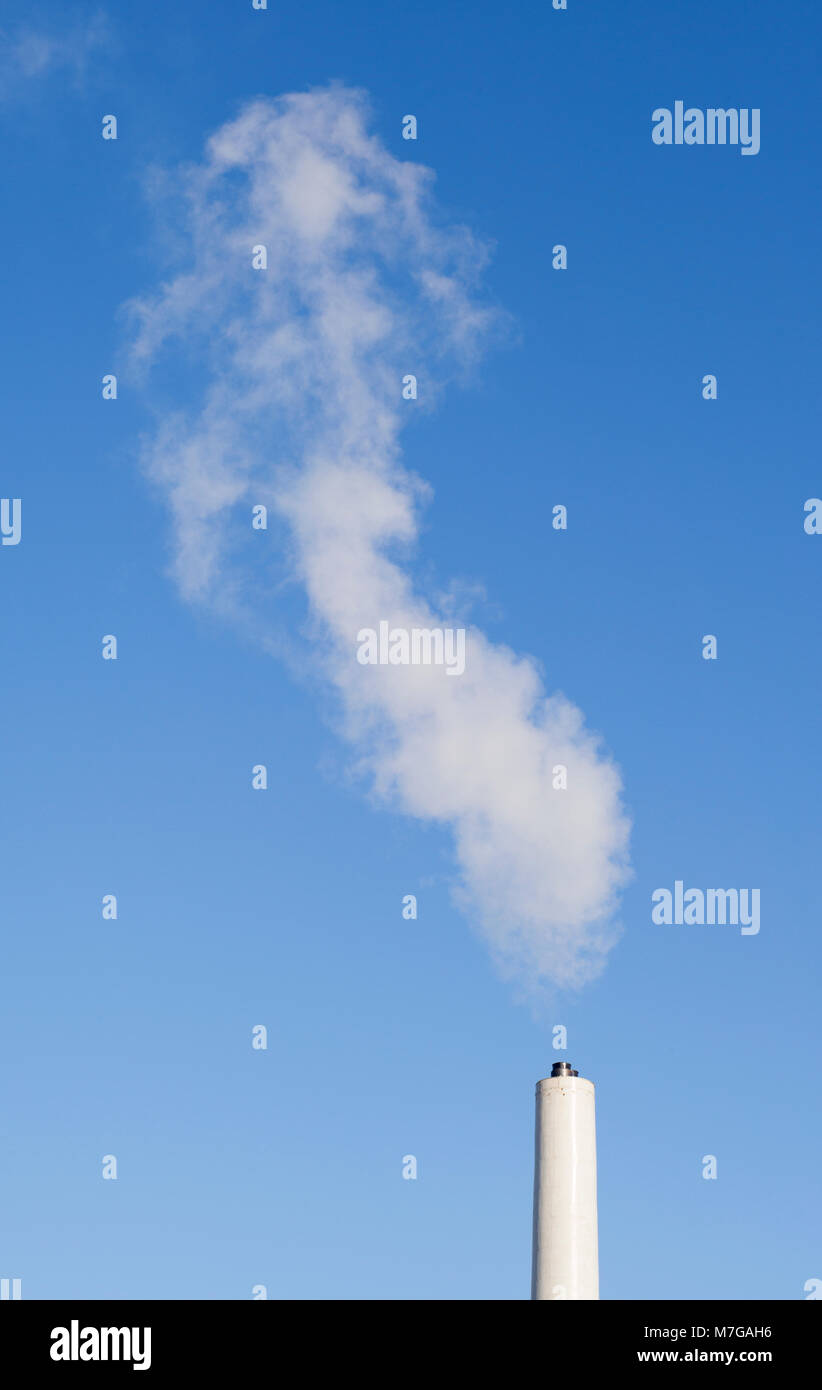 Dampf kondensiert in einer Cloud in einem klaren blauen Himmel nach  Emissionen aus Abfallverbrennungsanlagen Schornstein, betrieben von Veolia  Stockfotografie - Alamy