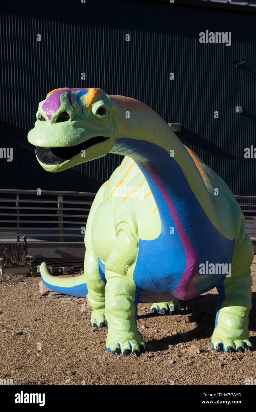 Artist's Wiedergabe eines Dinosauriers bietet einen bunten und humorvollen Willkommen für Besucher Great Plains Dinosaur Museum in Malta, MT. Stockfoto