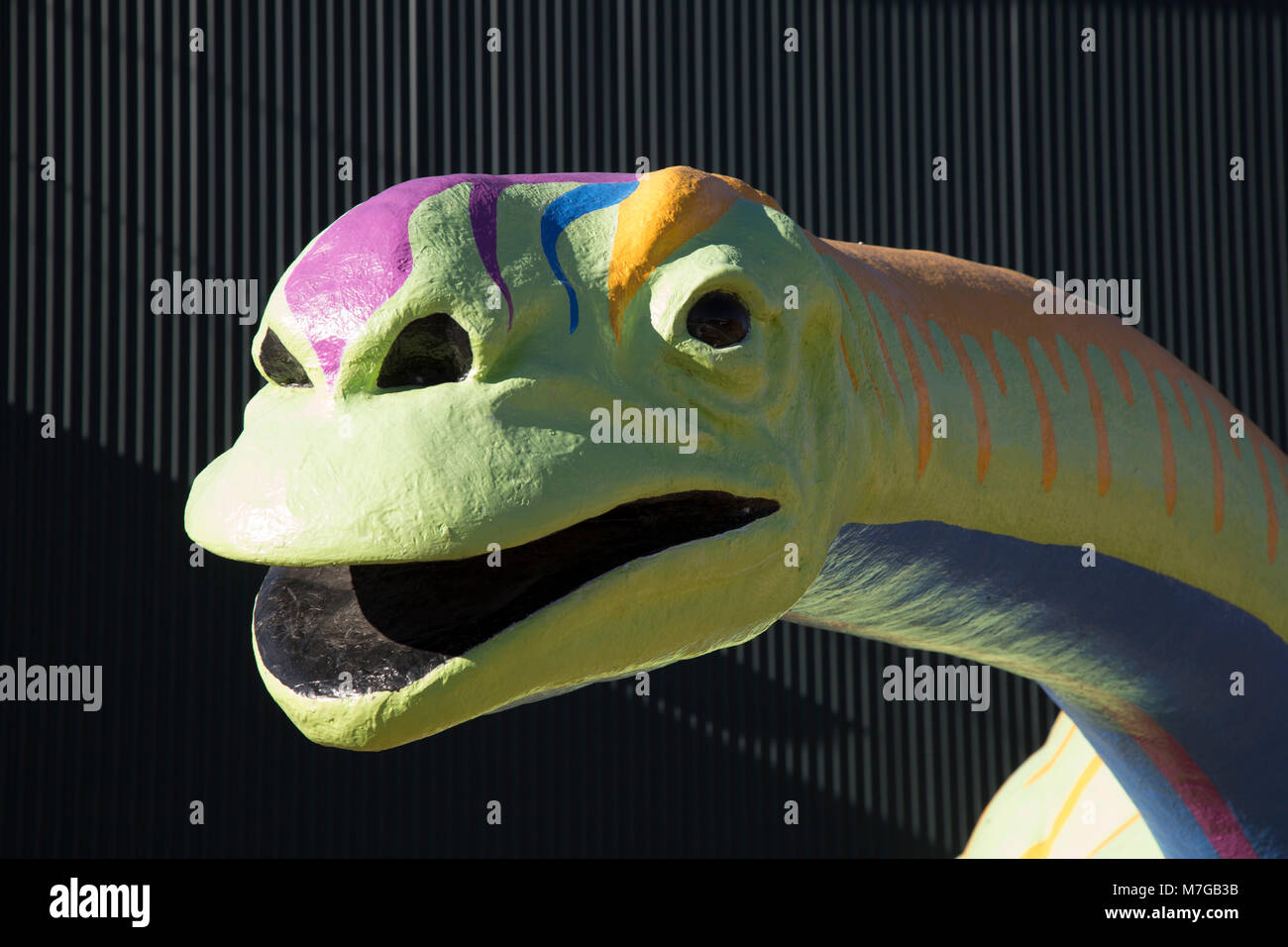 Artist's Wiedergabe eines Dinosauriers bietet einen bunten und humorvollen Willkommen für Besucher Great Plains Dinosaur Museum in Malta, MT. Stockfoto