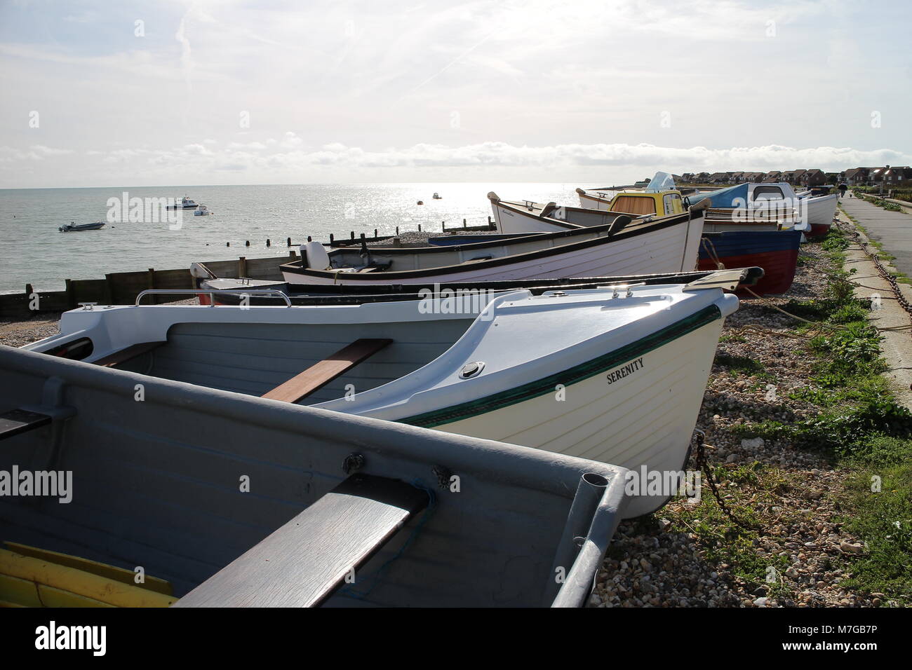 Boote entlang Selsey Shoreline in Südengland, Großbritannien Stockfoto