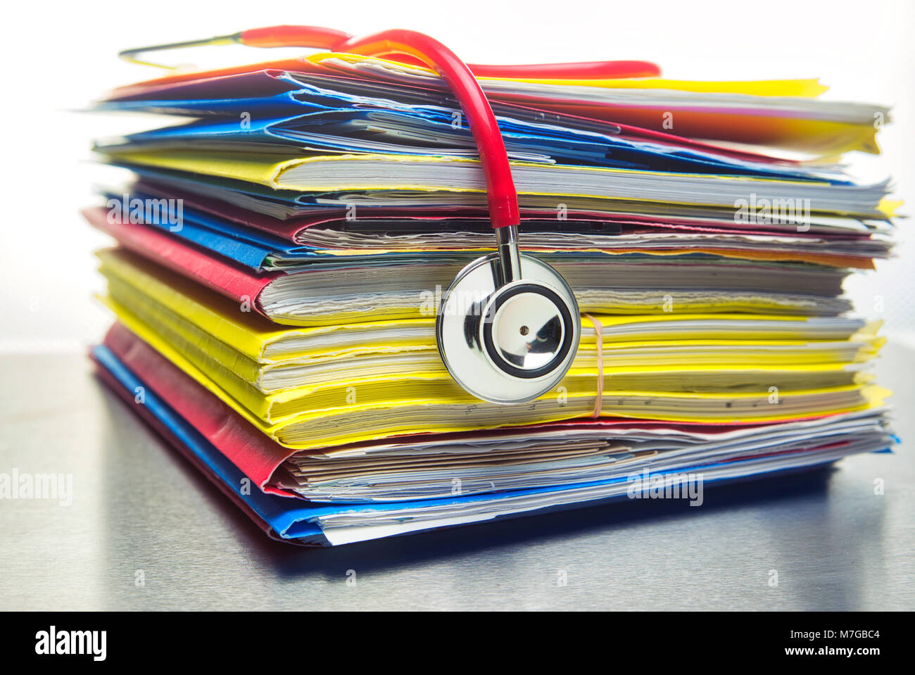 Montreal, Kanada, 10. März, 2018. Stethoskop auf einem Stapel medizinischen Akten. Credit: Mario Beauregard/Alamy leben Nachrichten Stockfoto