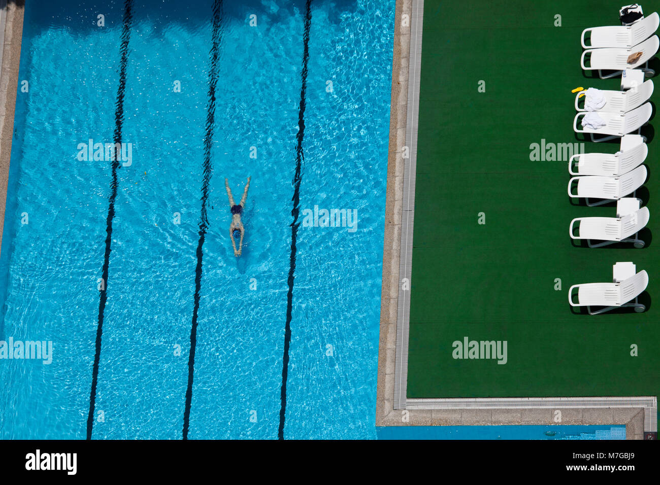 Eine Luftaufnahme einer Frau schwimmen in der Schwimmhalle in Guangzhou, China. Stockfoto