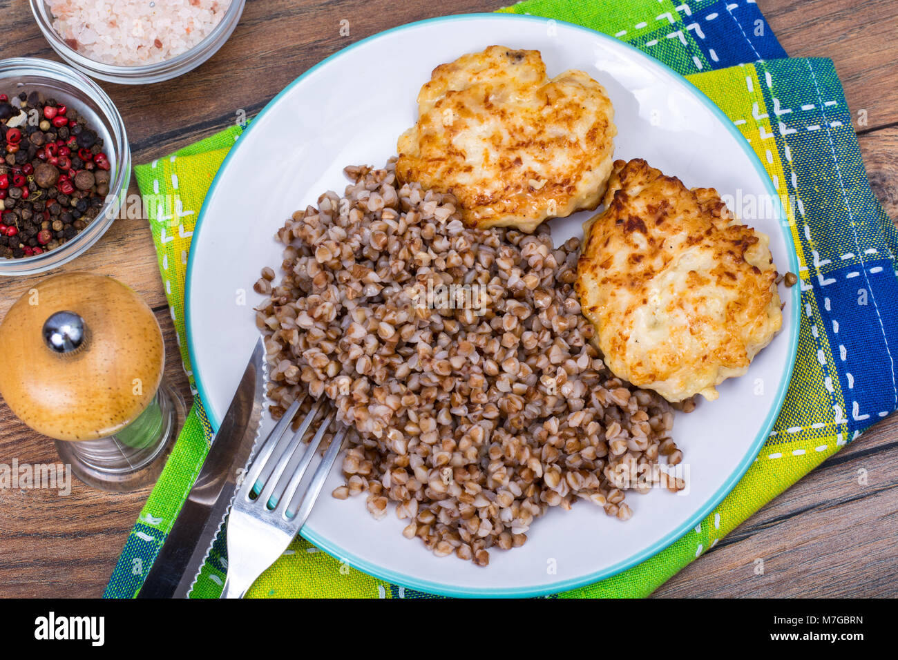 Buchweizen Porridge mit Schnitzel auf weiße Platte Stockfoto