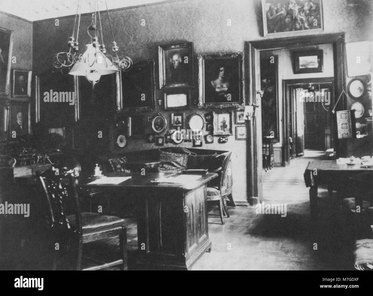 Dieses Foto mit dem Titel „Fin-de-Siècle Interior“ fängt eine russische Innenszene aus dem späten 19. Jahrhundert ein, möglicherweise aus einem aristokratischen oder gehobenen Haushalt, und zeigt die Opulenz der Zeit. Stockfoto