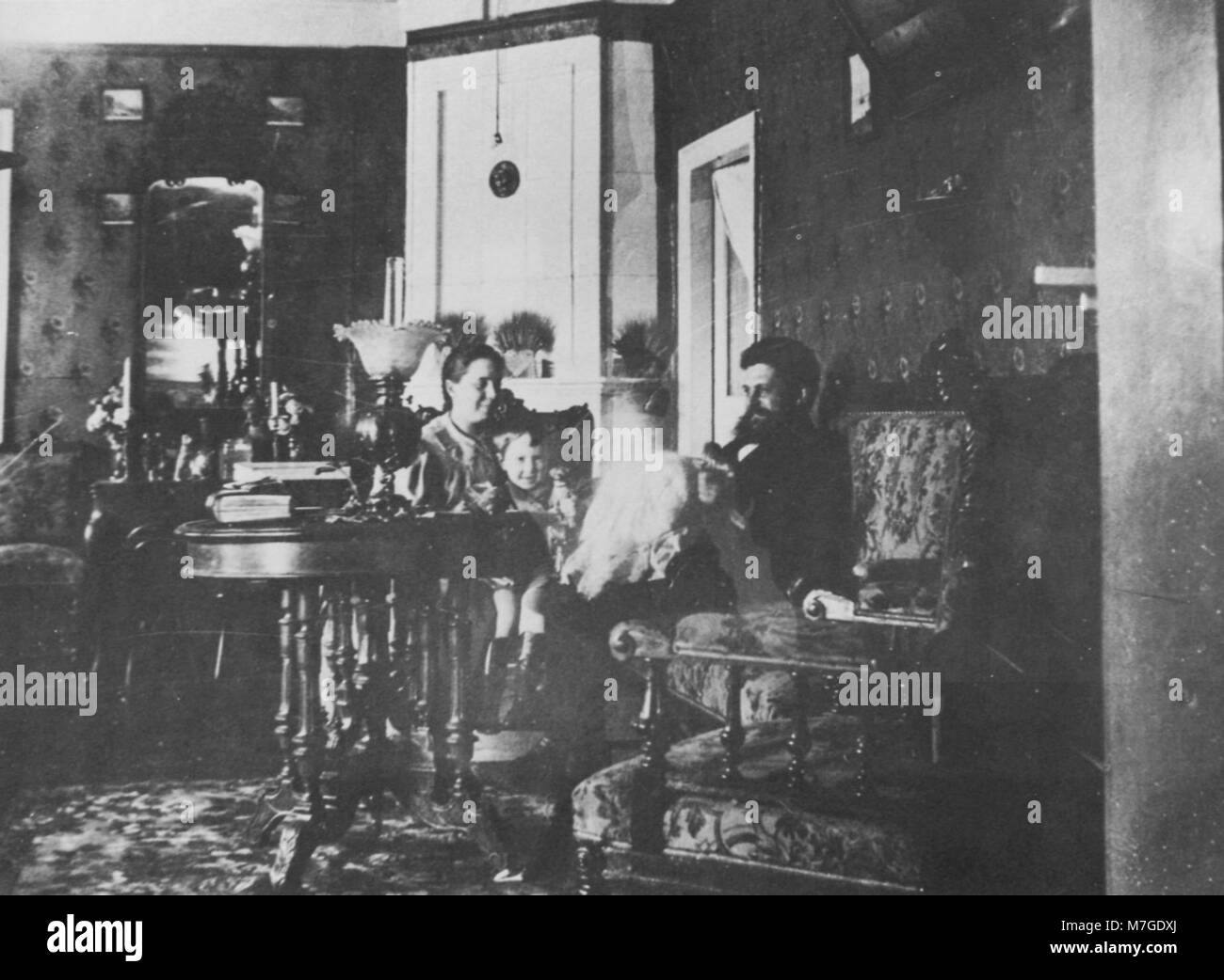 Ein russisches Foto aus dem späten 19. Jahrhundert, das eine Innenaufnahme zeigt, die den Stil und das Ambiente der „Fin-de-Siècle“-Ära widerspiegelt, obwohl der Ort unbekannt ist. Stockfoto