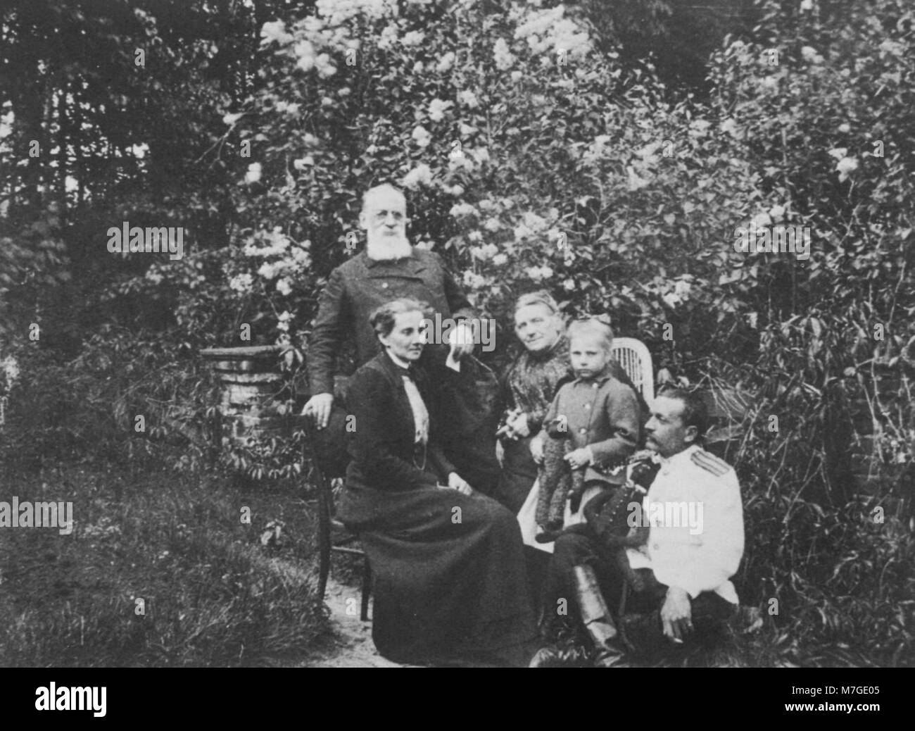 Ein Foto eines russischen Fotografen, das das soziale Leben in einem russischen Landhaus feststellt und die Freizeit- und Kulturaktivitäten der russischen Aristokratie im 19. Jahrhundert widerspiegelt. Stockfoto