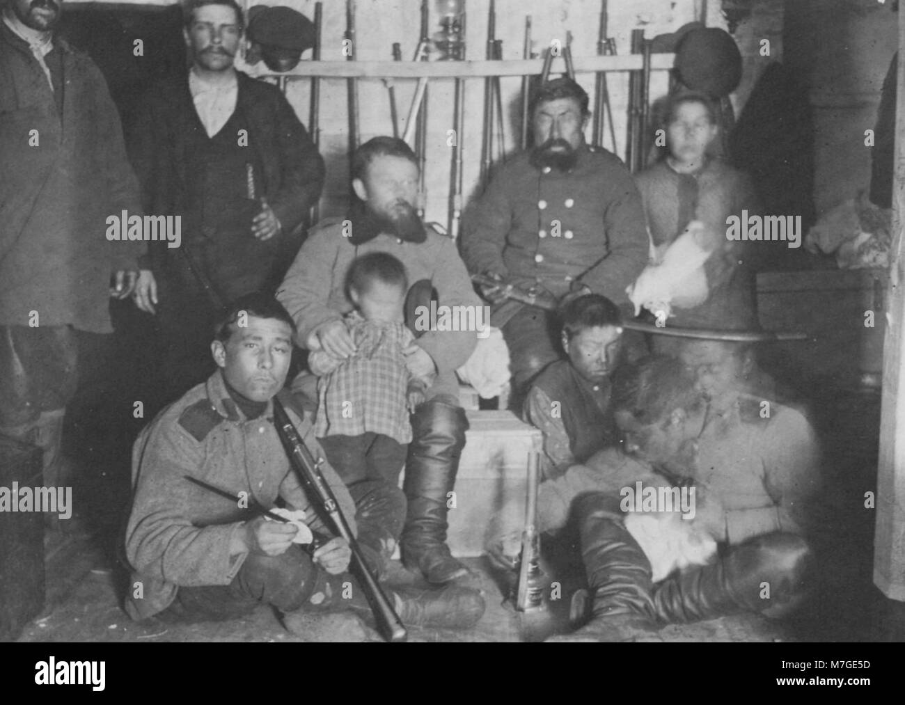 Ein russisches Foto, das Kosaken aus der Mariinsky-Post zeigt. Dieses Bild zeigt die militärische Geschichte Russlands und seiner kosakischen Streitkräfte und zeigt ihre markante Uniform und militärische Haltung. Stockfoto