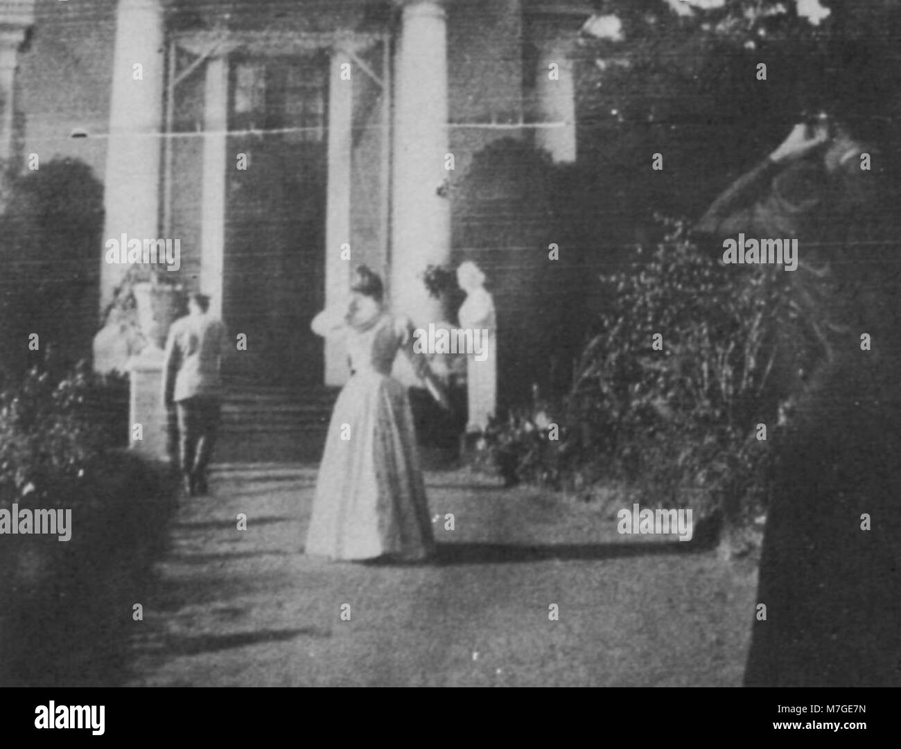 Dieses Foto mit dem Titel „Sommer in Archangelsk“ zeigt eine friedliche Szene einer Rückkehr von einem Spaziergang am Nachmittag. Die Umgebung spiegelt traditionelle russische Sommerlandschaften wider. Stockfoto