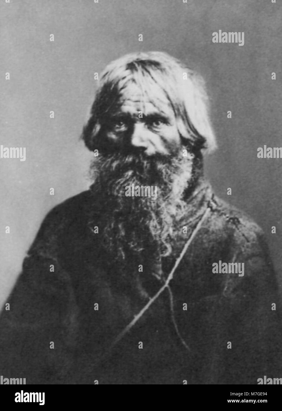 Dieses Porträt ist ein Beispiel der russischen Fotografie um 1860. Das Bild bietet einen Einblick in das russische Leben des 19. Jahrhunderts, indem es eine Person in einer formalen oder posierten Fotografie einfängt, die für diese Zeit typisch ist. Stockfoto