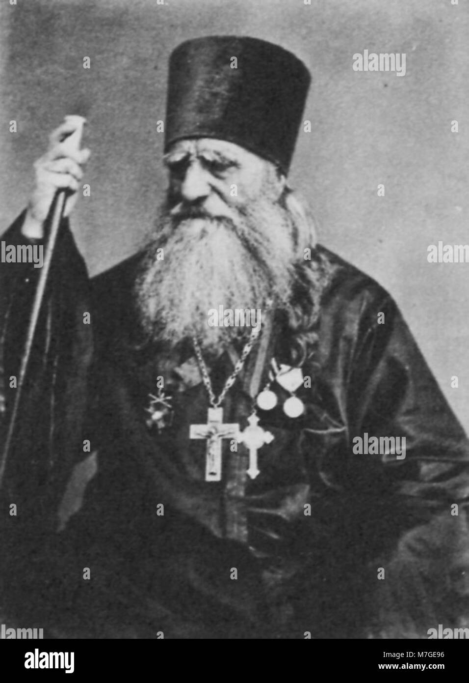 Eine russische Fotografie aus der Zeit um 1860, die ein Porträt einer nicht identifizierten Figur darstellt. Das Bild zeigt den Stil der Fotografie der Zeit und bietet einen Einblick in die russische Porträtmalerei des 19. Jahrhunderts. Stockfoto