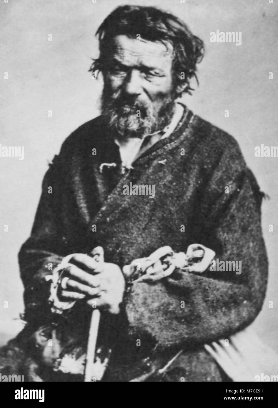 Ein Porträt eines russischen Fotografen aus der Mitte des 19. Jahrhunderts, das ein nicht identifiziertes Motiv in traditioneller Kleidung dieser Zeit aufnimmt und den russischen Fotografiestil der 1860er Jahre zeigt Stockfoto