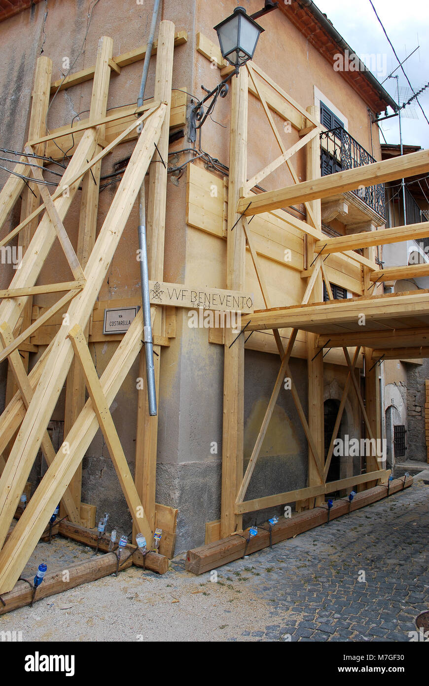 Werke von statischen Konsolidierung nach dem Erdbeben L'Aquila - Italien 2009 Stockfoto