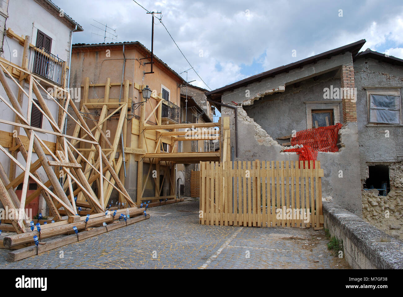 Werke von statischen Konsolidierung nach dem Erdbeben L'Aquila - Italien 2009 Stockfoto