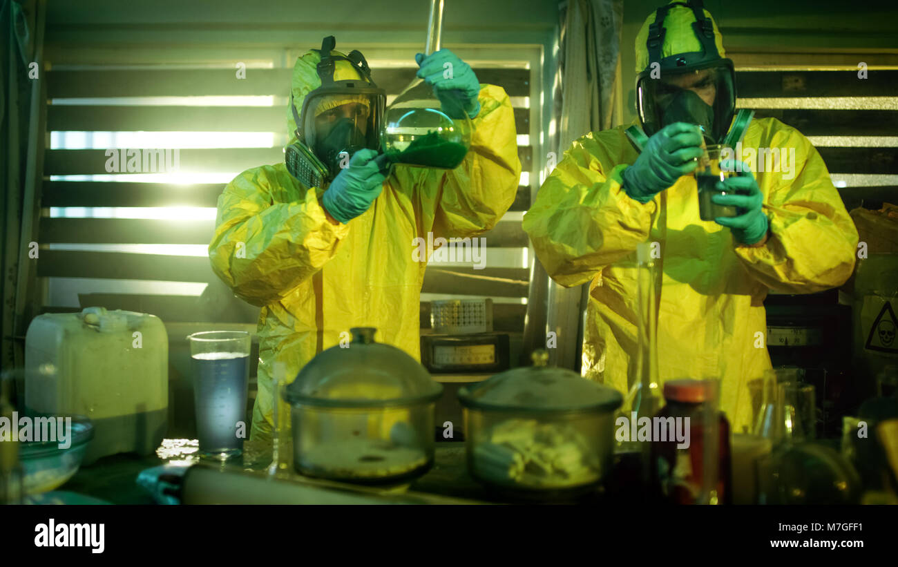 In der U-Bahn zwei illegale Droge Labor Chemiker das Tragen von Schutzmasken und Overalls Test gekocht der Droge Reinheit und Stärke. Stockfoto